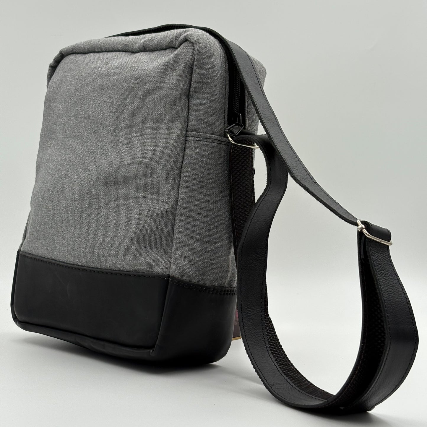Bolso mensajero gris
